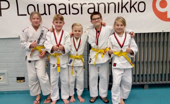 Junnujudokat vasemmalta Matilda, Veeti, Milo, Sasha ja Ella.