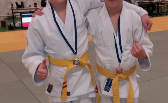 Hopeamitalisti Veeti Salminen (vasemmalla) ja treenikaveri Valtteri Hiltula Rauman Fudoshin'ista, joka voitti pronssia omassa sarjassaan.