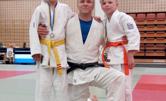 Vasemmalta Valtteri Hiltula, joka edustaa Rauman Fudoshin'ia, mutta harjoittelee myös Uudessakaupungissa. Valtteri otteli samassa sarjassa Milon kanssa sijoittuen pronssille. Keskellä kuvassa Marko ja oikealla Milo Hiltunen.