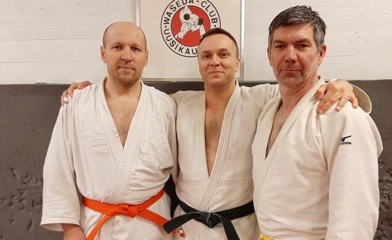 Tuore oranssivyö Jevgeni Aniskov (vasemmalla), graduoitsija Marko Hiltunen ja uke Marko Kivistö.