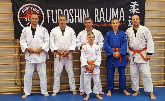 Ukilais-judokat kartuttamassa osaamistaan Judon perusteet- kurssilla.