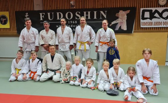 Ukilaisjudokat yhteiskuvassa hyvin sujuneiden salikilpailuiden jälkeen.