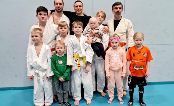 Ukilaisjudokat ryhmäkuvassa päivän päätteeksi. Osa väestä oli ehtinyt jo lähtemään kotimatkalle.