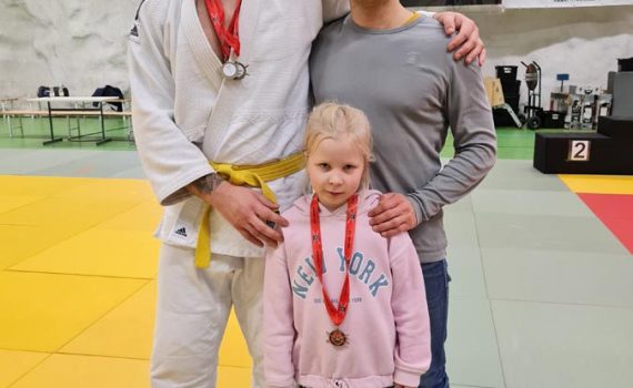 Kultamitalistit Mae Hiltunen, Matti Kuusisto ja valmentaja Marko Hiltunen