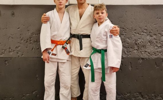 Onnistuneen vyö- ja nauhakokeen jälkeen yhteispotretissa vasemmalta Veeti Salminen, Marko Hiltunen ja Milo Hiltunen.