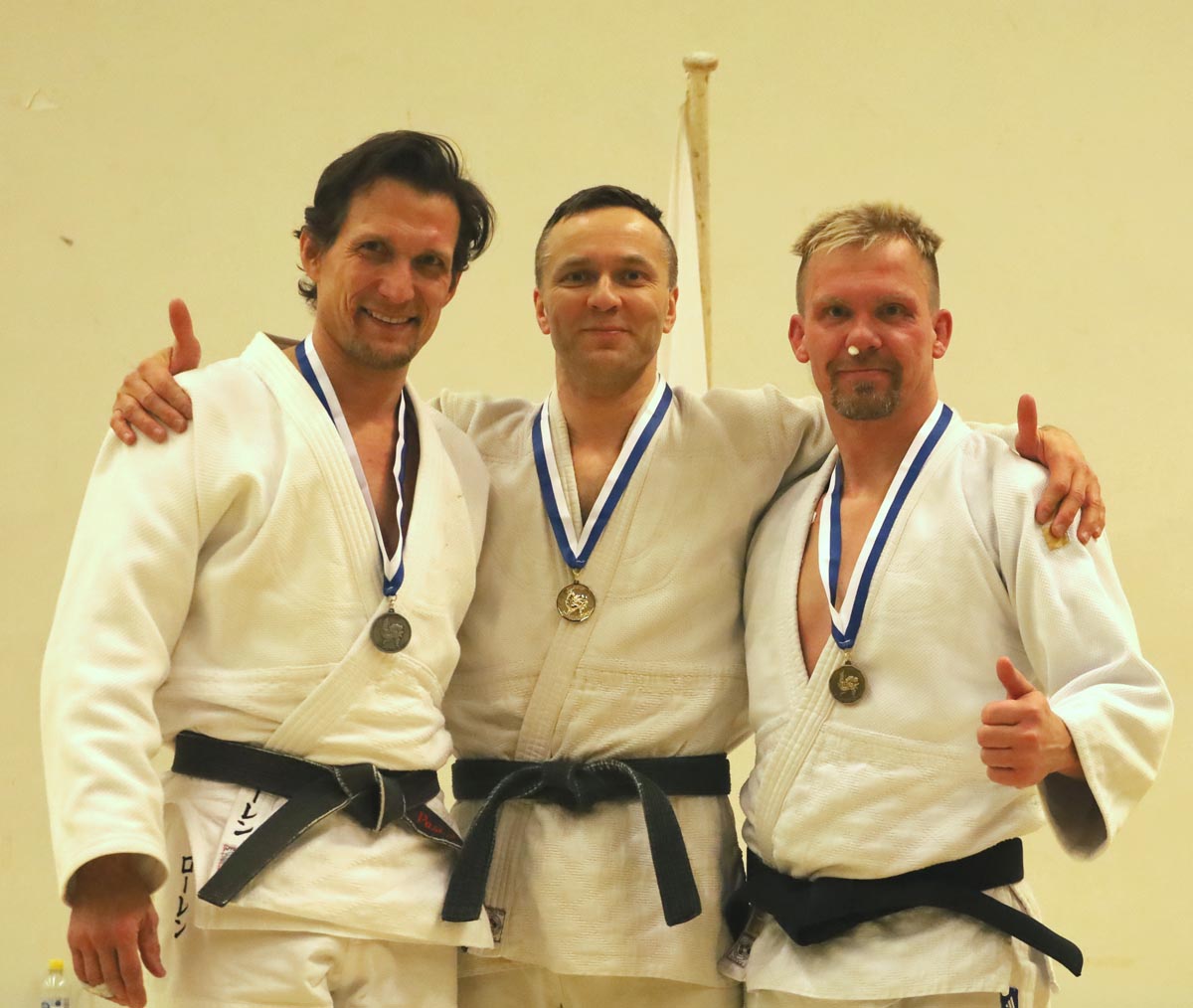 Hopeamitalisti Pasi Laurén (vasemmalla), kultamitalisti Marko Hiltunen ja pronssimitalisti Kari Tuomennoro. Kuva: judo.fi/Taina Saha