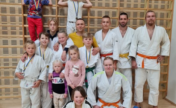 Ukilaisjudokat kävivät testaamassa taitojaan Raisiossa (kuvasta puuttuu Leo Hero).