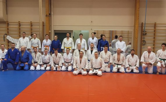 Aikuiset ryhmäkuvassa. Leirille osallistui yhteensä noin 100 judokaa.