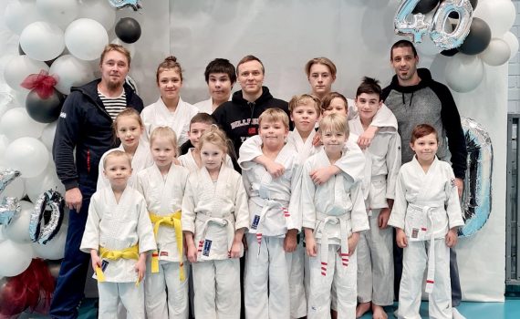 Ukilaisjudokat ehtivät poseeraamaan yhteiskuvaan ennen kilpailuiden alkamista.