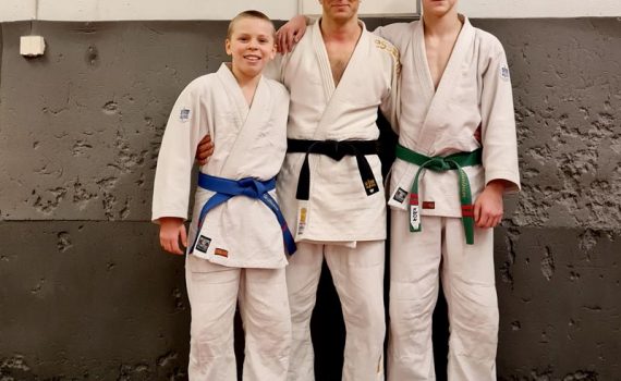 Onnistuneen vyö- ja nauhakokeen jälkeen hymy oli herkässä. Yhteispotretissa vasemmalta Milo, Marko ja Veeti.