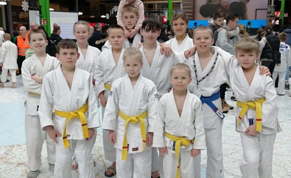 Ukilaisjudokat kävivät tekemässä kamppailu-urheilua tunnetuksi ostoskeskuksen ytimessä.