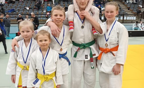 Ukilaisjudokat kamppailivat aluemestaruuksista Tikkurilan urheilutalossa.