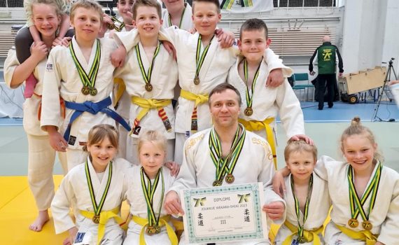Ukilaisjudokat hymyssä suin kovan urakan päätteeksi Vantaalla. Kuvasta puuttuu Veeti Salminen.