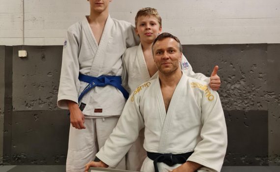 Onnistuneen vyökokeen jälkeen Veetillä uutuutta hohtava vyö ansaitusti vyötäröllä. Yhteispotretissa vasemmalta Veeti, Milo ja Marko.