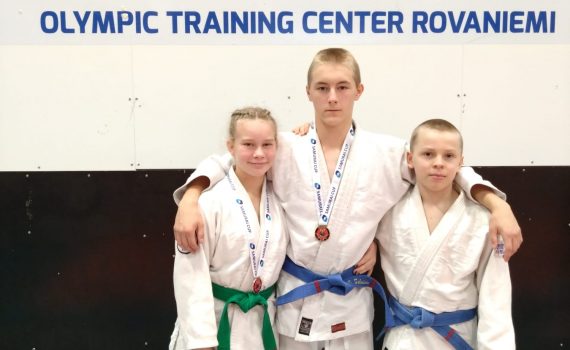 Ukilaiset kolme muskettisoturia judoilemassa pohjoisen tuulissa.