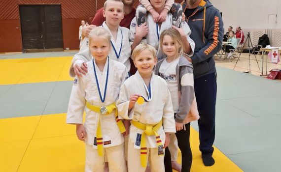 Ukilaisjudokat kävivät syysloman päätteeksi Tampereella kisaamassa.