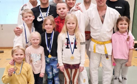 Ukilaisjudokoiden kokoonpano sunnuntain kilpailuissa.