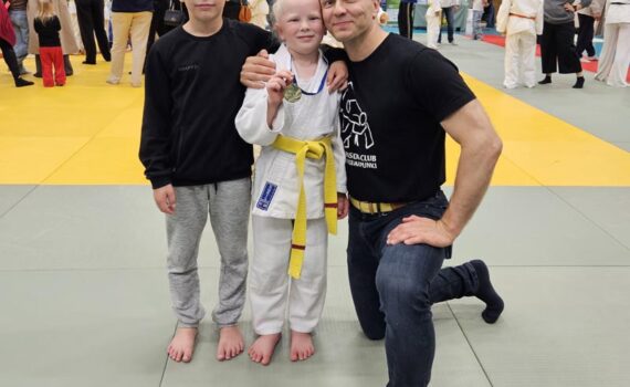 Mii Hiltunen otteli sarjavoittoon Vantaan Tikkurilassa. Miki Hiltunen toimi lämmittelyparina ja valmennuksesta vastasi Marko Hiltunen.