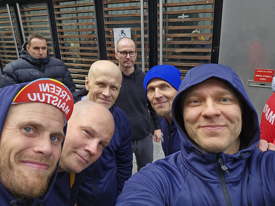 Osa Suomen joukkueesta jonottamassa ilmoittautumiseen ja punnitukseen.