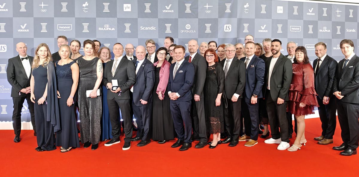 Yhteiskuvaan Urheilugaalan punaiselle matolle ehti osa judoliiton tilaisuuteen osallistuneista.