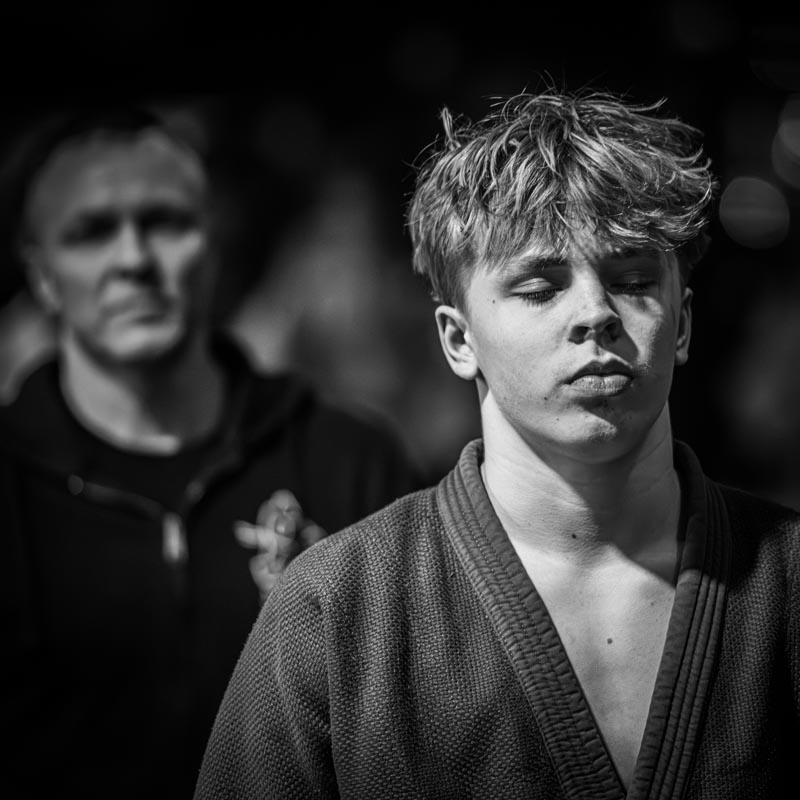 Ottelija Milo Hiltunen valmistautumassa kamppailemaan, takana valmentaja Marko Hiltunen. Kuva Jouni Ranta.