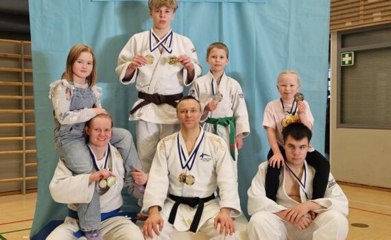 Waseda-Clubin joukkue Hontai Shiaissa lauantaina. Kuvasta puuttuu Jere Mäkinen.