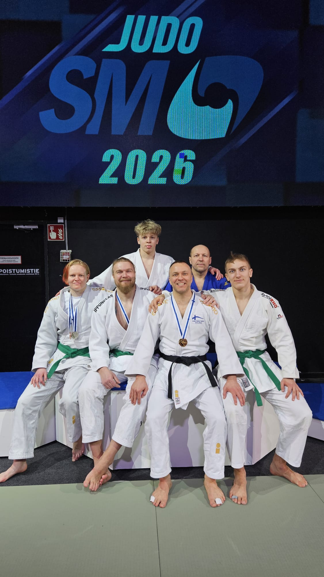 Waseda-Club’in joukkue sunnuntain kisapäivänä. Ukilaisjudokat toivat oman panoksensa arvokkaaseen Suomen mestaruuskilpailuun. Hienojen kamppailuiden lisäksi mukaan tarttui viikonlopun aikana useampi Suomen mestaruus -mitali.