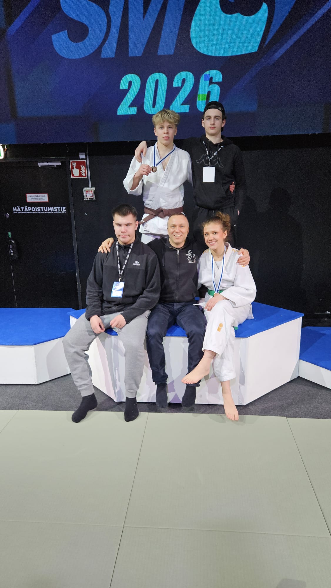 Waseda-Club’in joukkue lauantain kisapäivänä.  Ukilaisjudokat toivat oman panoksensa arvokkaaseen Suomen mestaruuskilpailuun. Hienojen kamppailuiden lisäksi mukaan tarttui viikonlopun aikana useampi Suomen mestaruus -mitali.