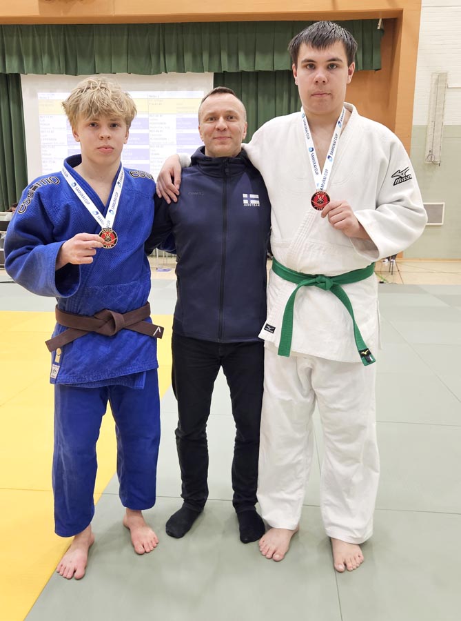 Kolme ukilaista muskettisoturia, Milo, Marko ja Miska Porvoon kisatatamilla.