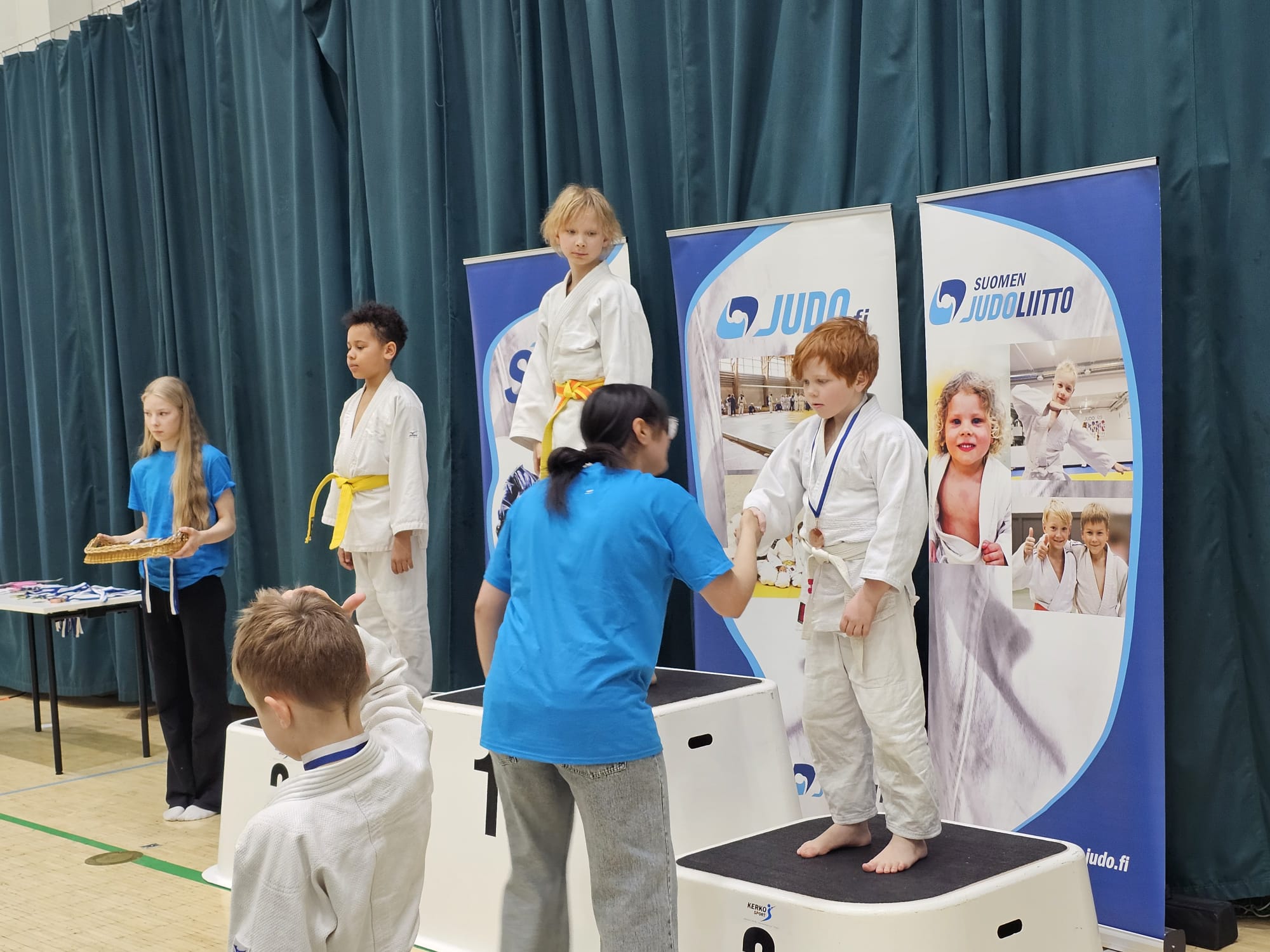 Severi Suominen Startti Cup kilpailuiden podiumilla.