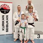 Ukilaisjudokat kovan kisaurakan jälkeen yhteiskuvassa.