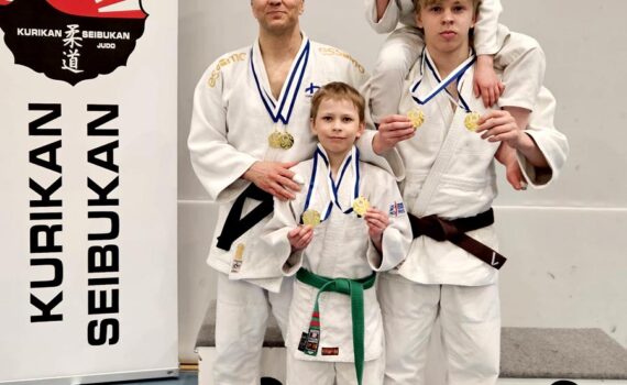 Ukilaisjudokat kovan kisaurakan jälkeen yhteiskuvassa.