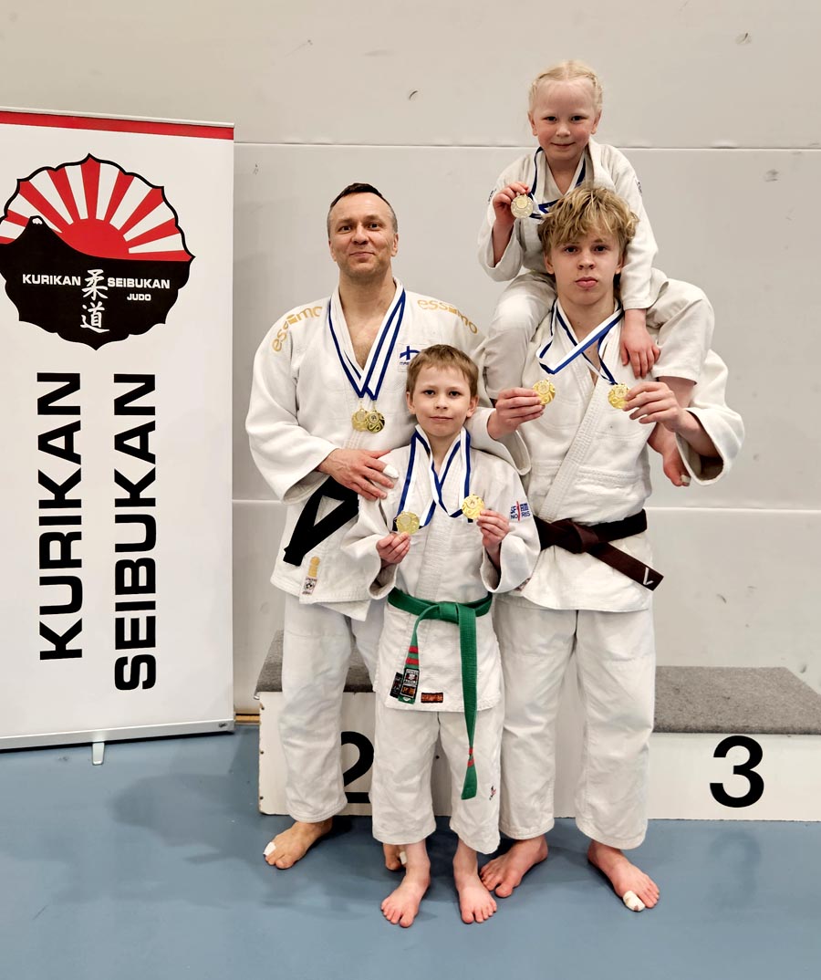 Ukilaisjudokat kovan kisaurakan jälkeen yhteiskuvassa.