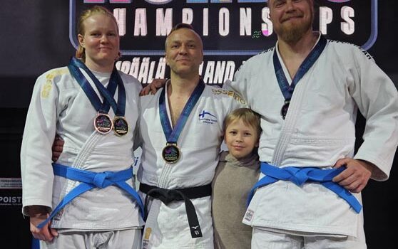 Pohjoismaiden mestari Linnea Lehto ja Marko Hiltunen, huoltajana toiminut Miki Hiltunen ja ottelija Matti Kuusisto.