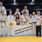 Osa ukilaisjudokoista ehti asettumaan vielä ryhmäkuvaan kisapäivän päätteeksi Lempäälän Ideaparkissa.