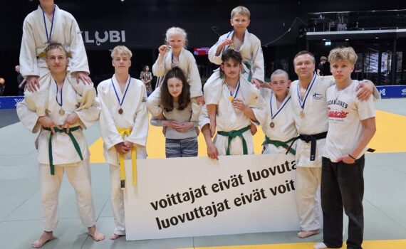Osa ukilaisjudokoista ehti asettumaan vielä ryhmäkuvaan kisapäivän päätteeksi Lempäälän Ideaparkissa.