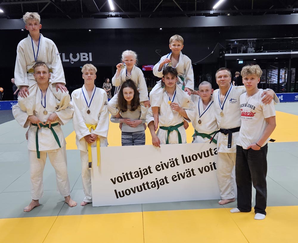 Osa ukilaisjudokoista ehti asettumaan vielä ryhmäkuvaan kisapäivän päätteeksi Lempäälän Ideaparkissa.