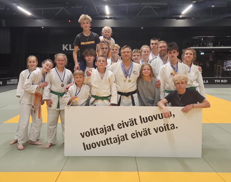 Ukilaisjudokat avasivat energisesti syksyn kilpailukauden. Kuvassa osa upeasta joukkueesta koolla kisapäivän päätteeksi.