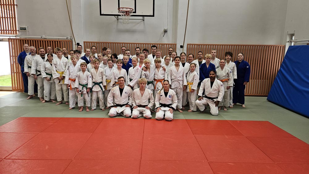 Ukilaisjudokat muiden mukana leireilemässä Raumalla 11.10.2026 Vuoden judovalmentaja Marko Hiltusen ja maajoukkuejudoka Pihla Matikaisen johtamana.