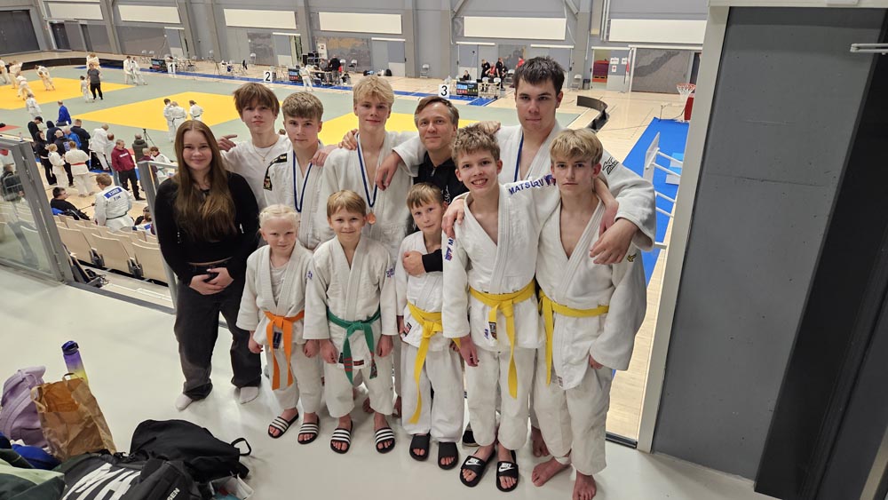 Ukilaisjudokat ehtivät asettumaan perinteiseen ryhmäkuvaan kesken kisapäivän Tampereella.
